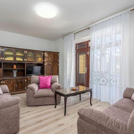 Apartment Lazzarich With Terrace Пореч Екстериор снимка