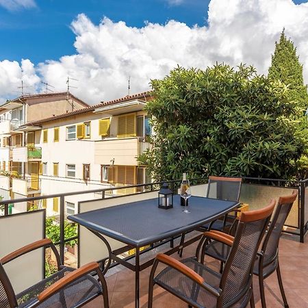 Apartment Lazzarich With Terrace Пореч Екстериор снимка