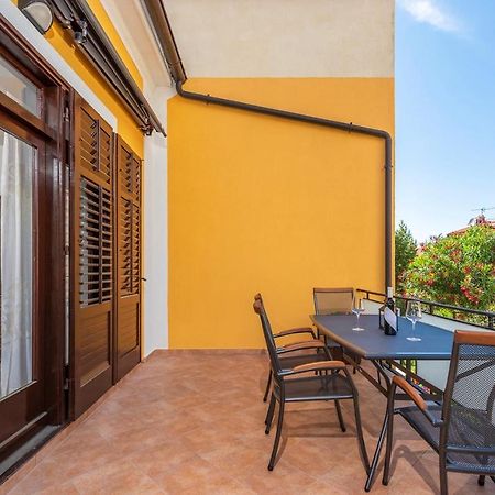 Apartment Lazzarich With Terrace Пореч Екстериор снимка