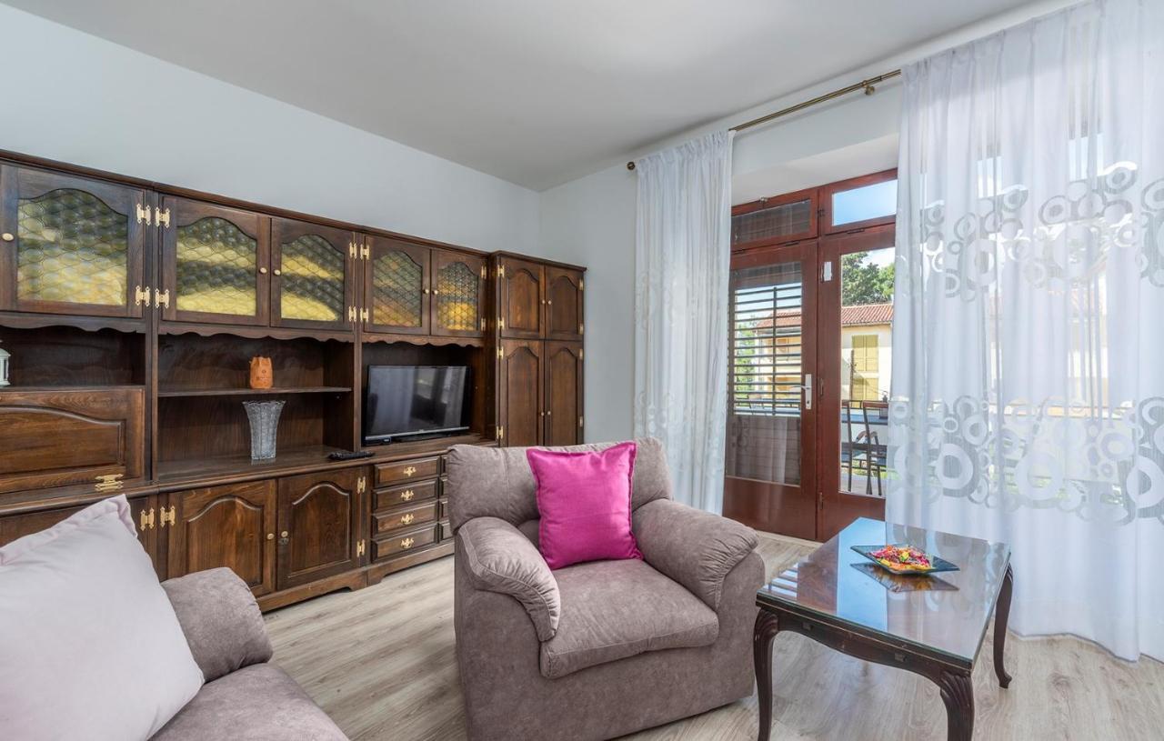 Apartment Lazzarich With Terrace Пореч Екстериор снимка
