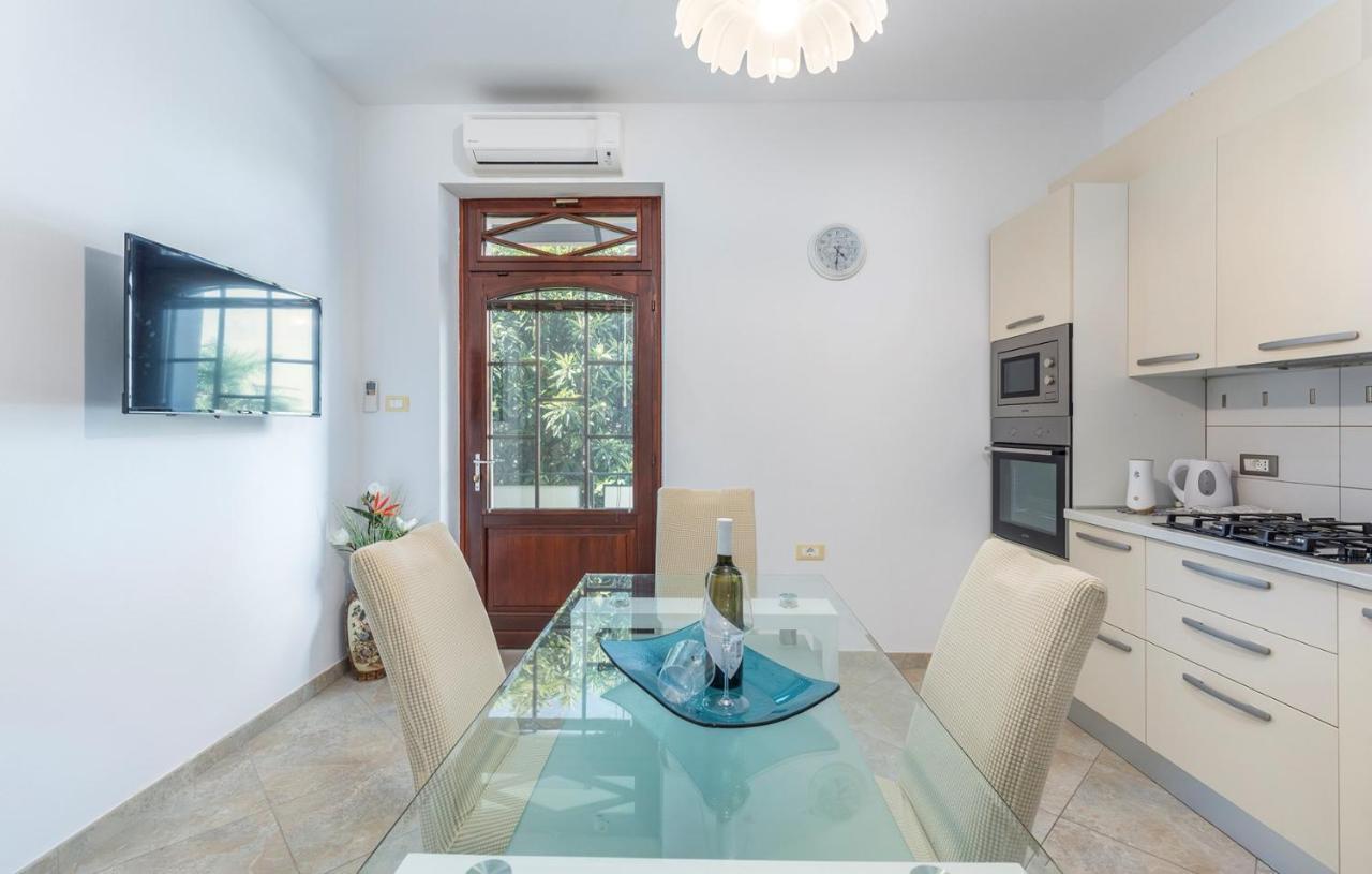 Apartment Lazzarich With Terrace Пореч Екстериор снимка